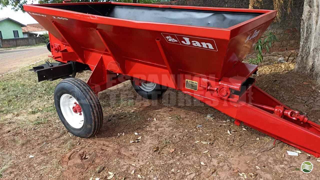 IMPLEMENTOS AGRICOLAS DISTRIBUIDOR CALCÁRIO 2500 Kg Espanhol Tratores GOIANIA GOIAS GO